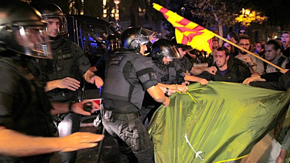 Membres de les CUP intenten acampar davant la Delegació, però són desallotjats.