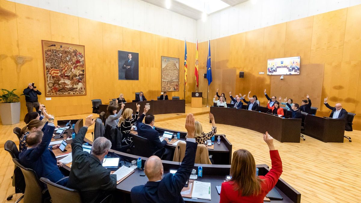 El alcalde y concejales en un pleno de Benidorm.