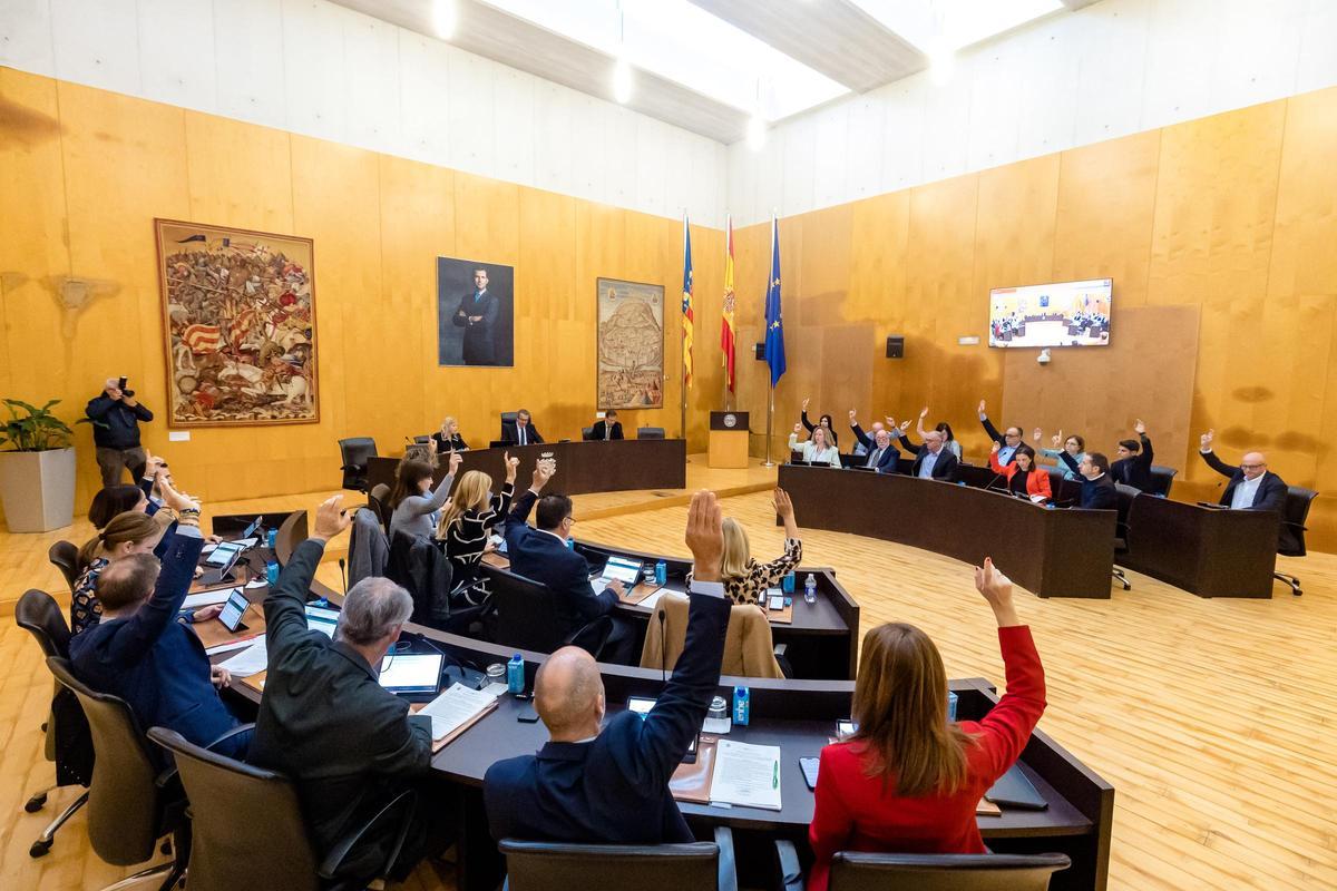 El alcalde y concejales en un pleno de Benidorm.