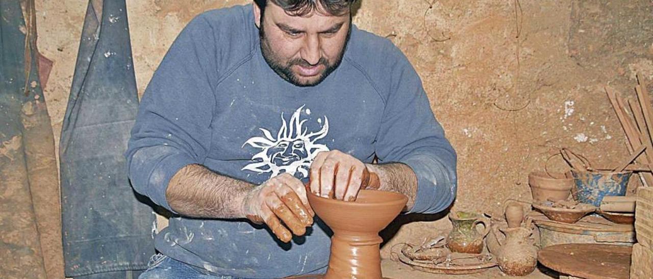 Joan Roca Canals trabajando el barro en el torno para transformarlo en una pieza de cocina.