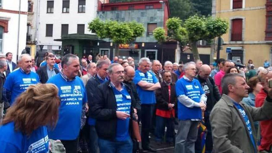 Los trabajadores despedidos de la Fábrica de Armas, ayer, en Trubia.