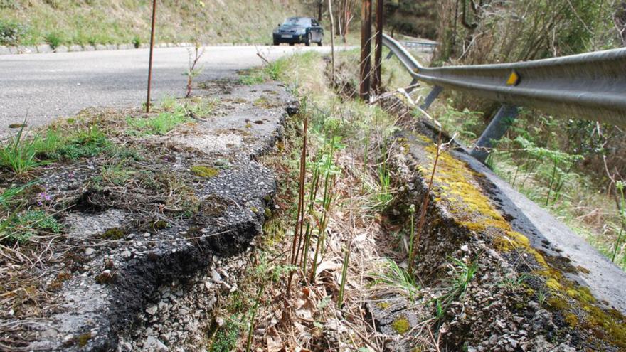 Un tramo de la AS-343 en mal estado.