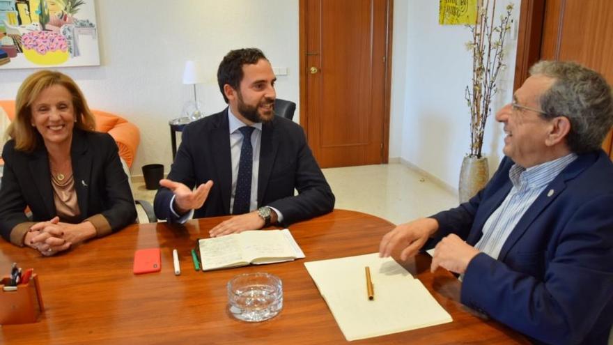 Daniel Pérez en su reunión con el rector de la UMA.