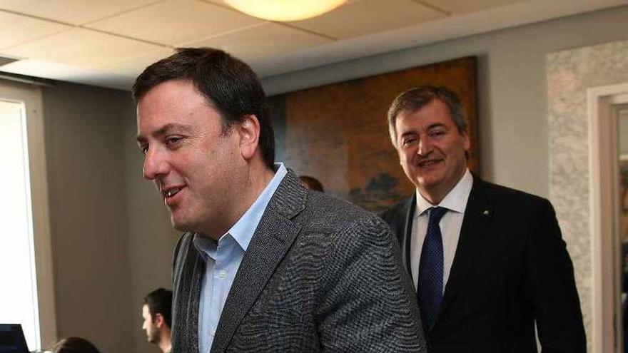 El presidente de la Diputación y el representante de Abanca, ayer.