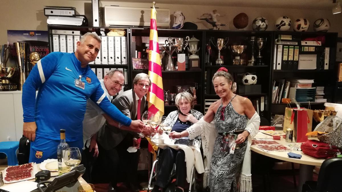 El brindis con los representantes de la famlia Cubells, Mercè, Carles y Olga, y los del Museu del FC Barcelona, Jordi Penas y Jordi Clemente