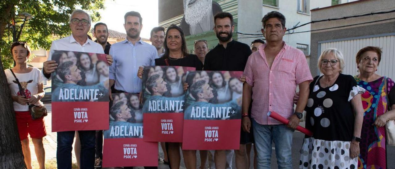 Los candidatos al Senado y el Congreso (izquierda) con el resto de compañeros del PSOE. | Ana Burrieza
