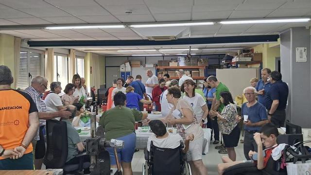 Los participantes terminaron la asamblea con un aperitivo para celebrar el 30º aniversario.