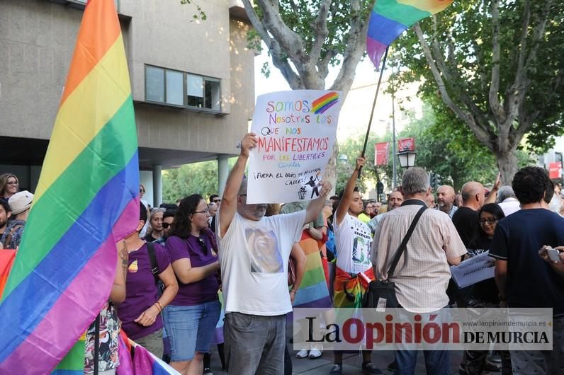 Concentración LGTBI en protesta por la manifestación neonazi del sábado