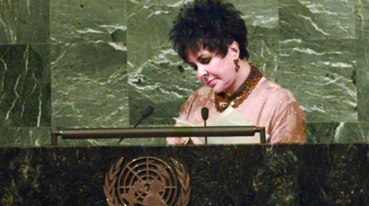 L’actriu realitza un parlament davant l’Assemblea General de les Nacions Unides el 1996 en representació de la Fundació Americana per a la Investigació de la Sida.