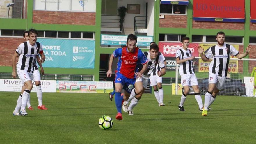 Fran Martínez, de la UD Ourense, persigue un balón en profundidad, ayer en O Couto. // Jesús Regal