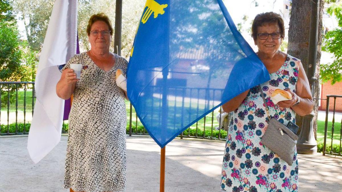 Por la izquierda, Pilar Velasco y Finita González, con la bandera de Asturias. 