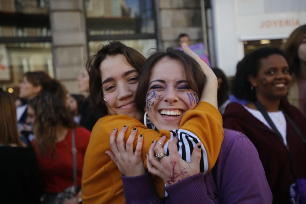 La "marea morada" recorre el centro de Vigo en el 8M