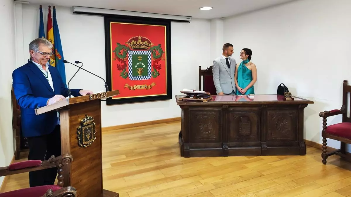 Boda en el palacio de los marqueses de Santa Cruz: el "sí quiero" de Tamara y Gabriel en Siero