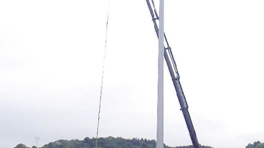 Una grua treballant en la millora del desguàs a la presa