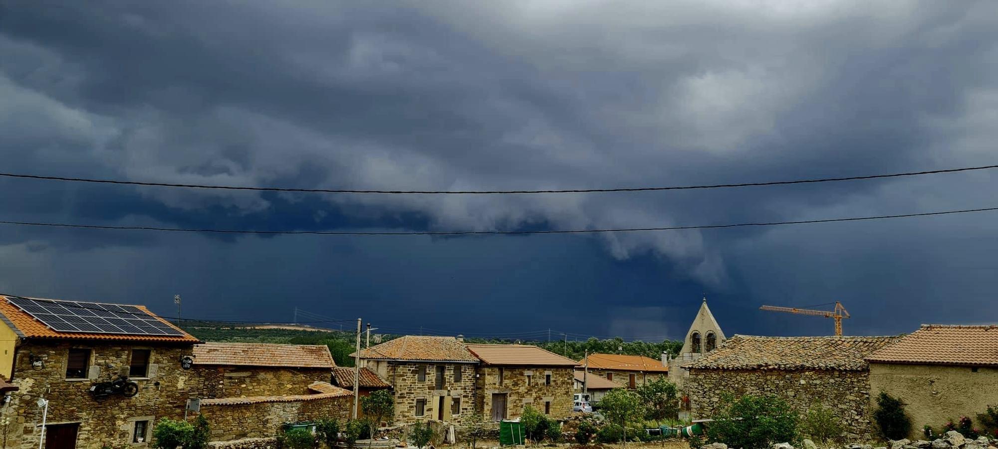 GALERÍA | Una fuerte tormenta daña la iglesia de Villanueva de Valrojo