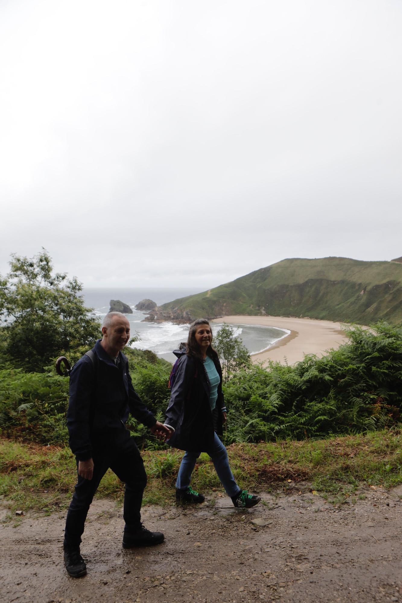 Así es Torimbia, la playa en la que a veces toca taparse