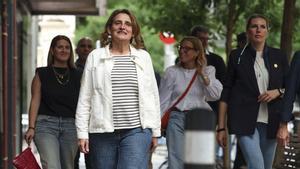 La candidata del PSOE al Parlamento Europeo, Teresa Ribera a su llegada a la sede socialista este domingo en Madrid