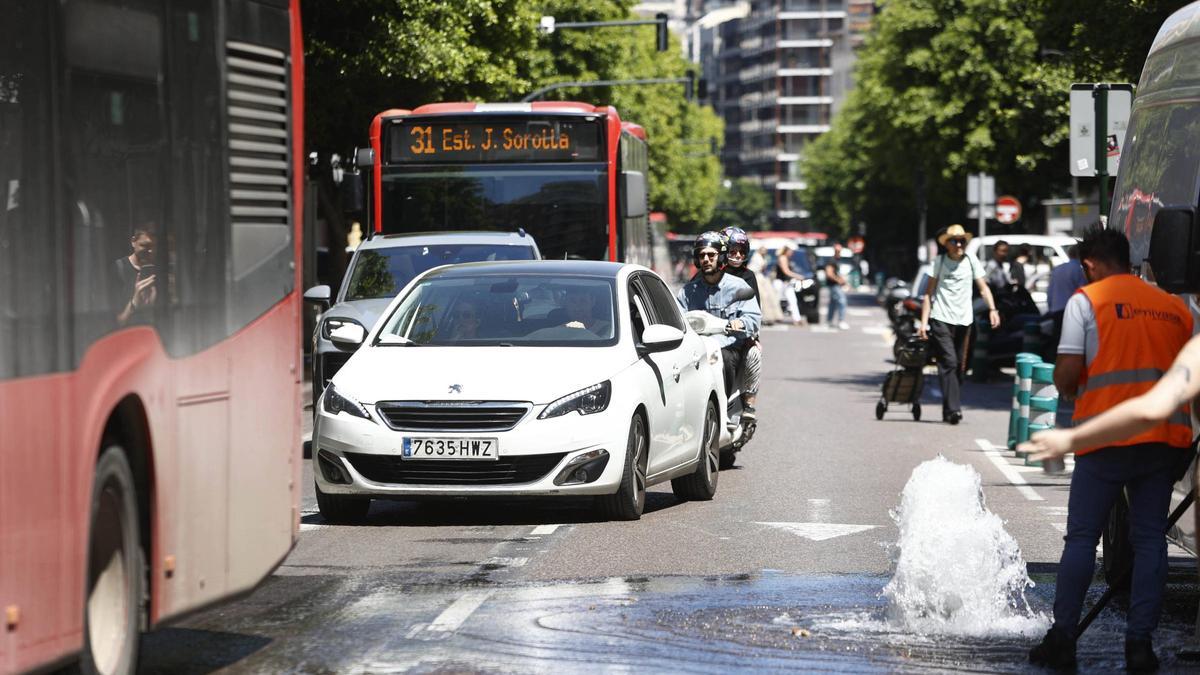 Reventón de agua en el centro de València