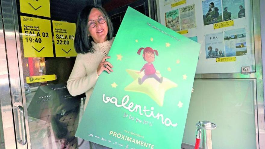 Chelo Loureiro con el cartel de &quot;Valentina&quot;