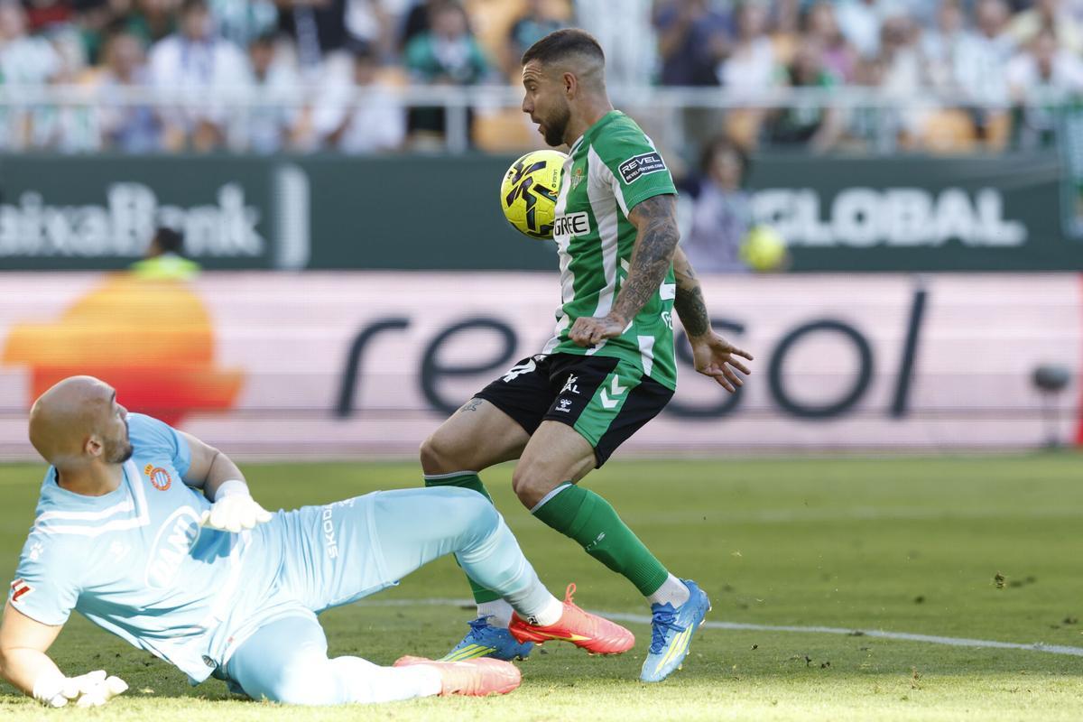 Aitor Ruibal falla un mano a mano ante Dmitrovic en el Betis-Espanyol de la jornada 30 de LaLiga en La Cartuja