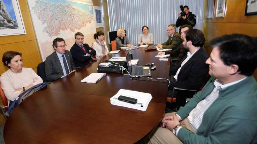 Arriba, asistentes a la reunión en la Consejería de Infraestructuras. A la izquierda, presentación del estudio a los vecinos.