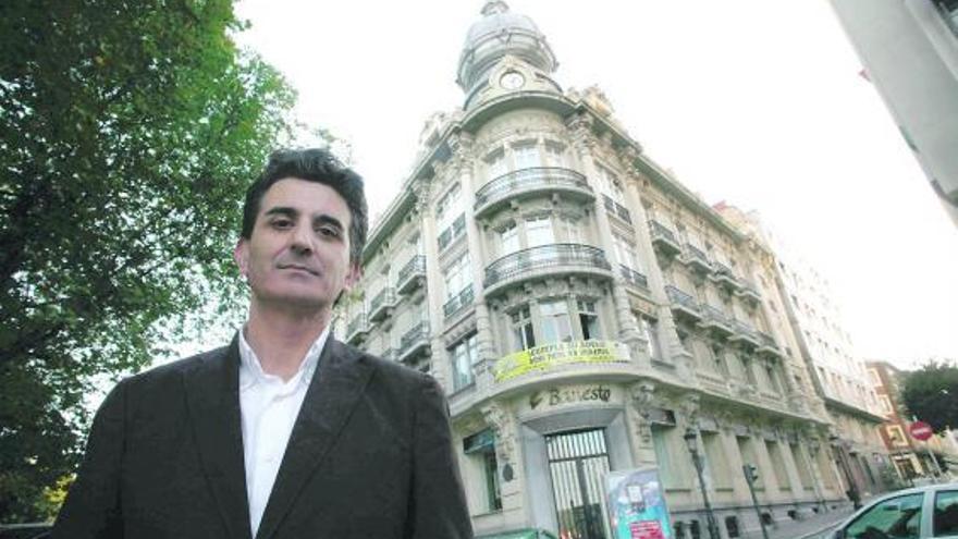 El historiador Juan Carlos de la Madrid, ante el edificio del antiguo Gran Hotel.