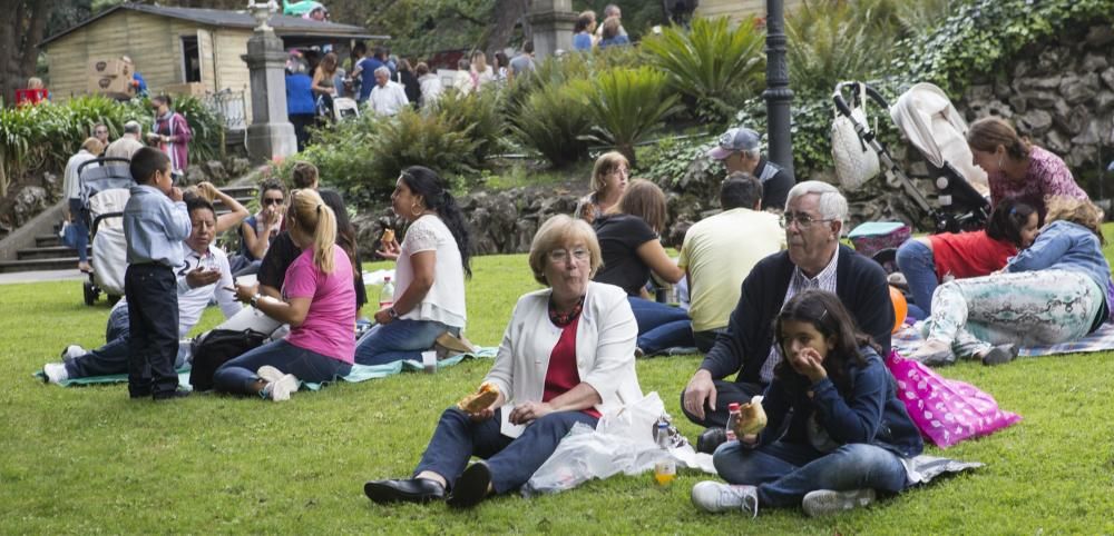 Multitudinario reparto del bollo en San Mateo