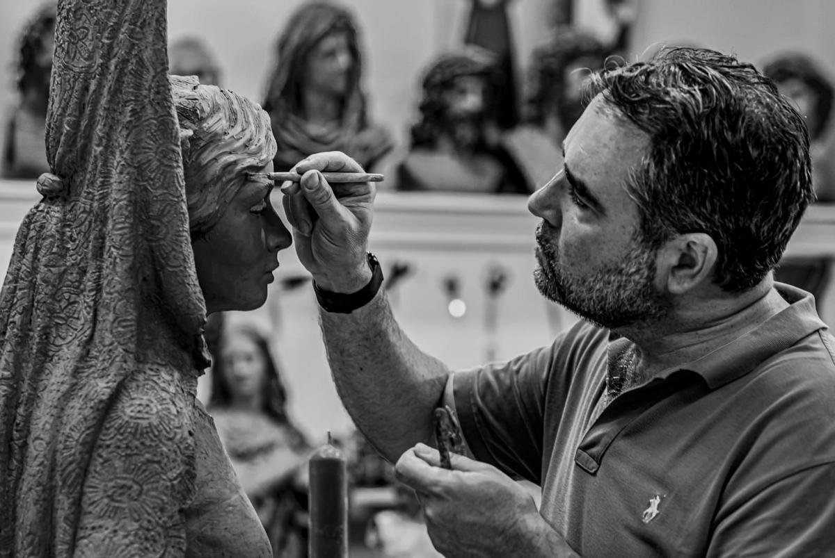 Antonio Dubé Herdugo, hijo del imaginero Dubé de Luque, en su taller.