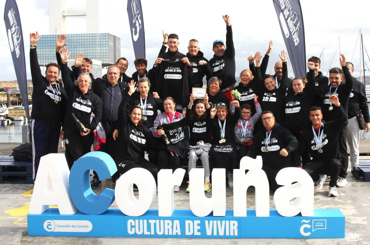 El concejal de deportes herculino, Manolo Vázquez, con el equipo vencedor absoluto.