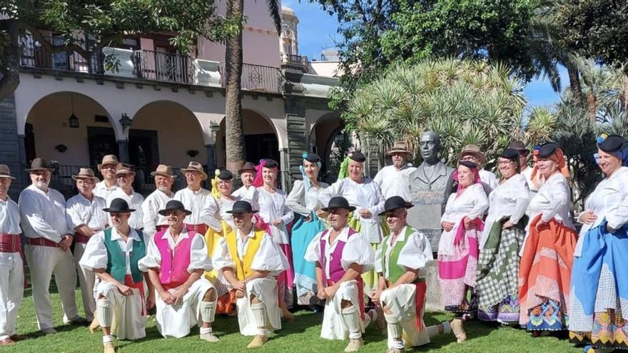 La agrupación folclórica Roque Nublo, en el Pueblo Canario. | | LP/DLP