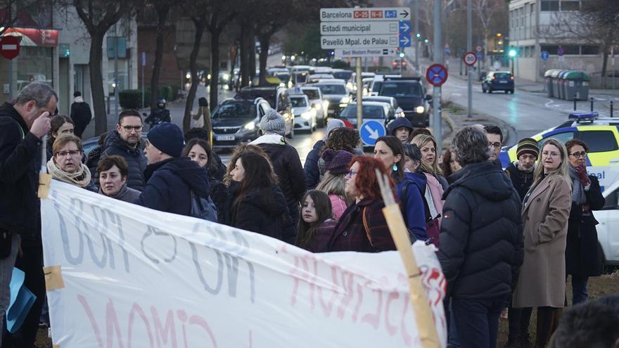 Vídeo: Alumnes de l’institut Ermessenda de Girona tallen l’avinguda de Lluís Pericot en contra de la unificació del centre