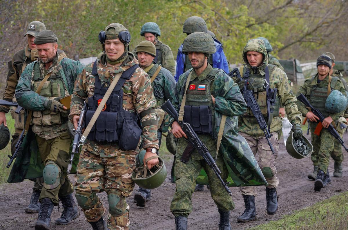 Reservistas rusos recién movilizados participan en un entrenamiento en un campo de tiro en la región de Donetsk