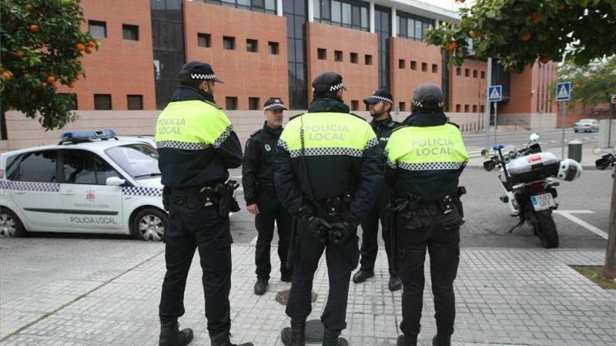 Un ciudadano entrega a la Policía Local de Córdoba un bolso que contenía 1.800 euros