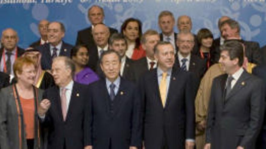 Foto de familia de los mandatarios que participan en el II Foro de la Alianza de Civilizaciones que comienza hoy en Estambul.