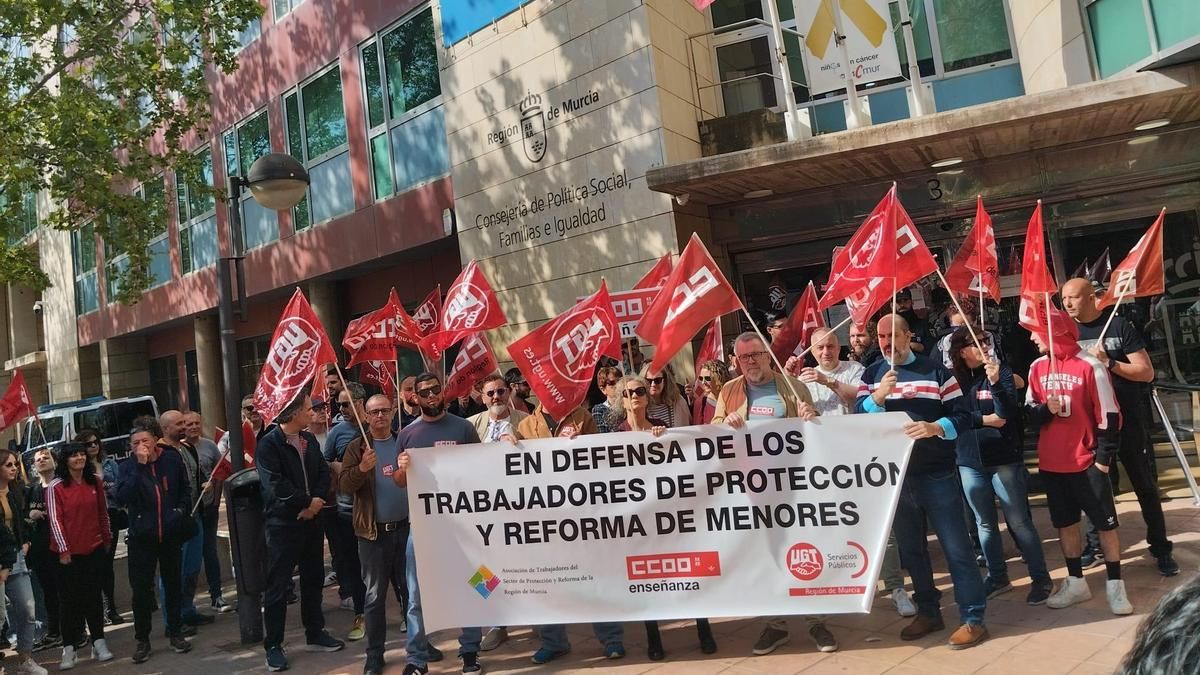Protesta de los trabajadores del sector de Protección de Menores