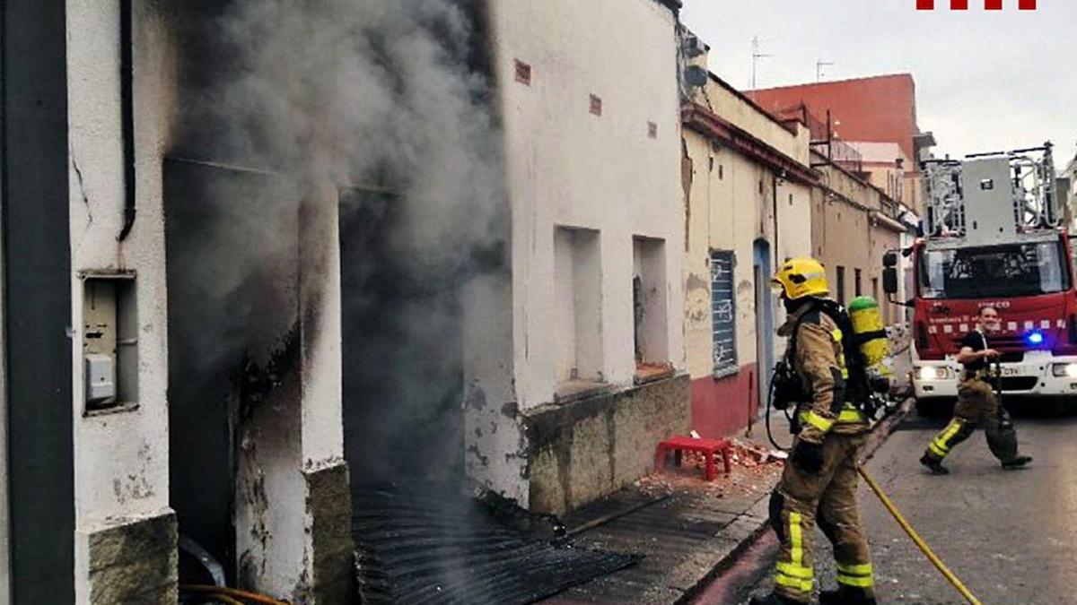 Els Bombers treballant l&#039;any passat en un incendi en una casa a Figueres.