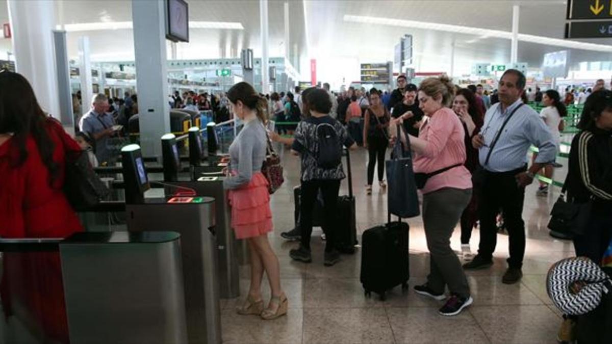 Un grupo de viajeros en la terminal T-1 del aeropuerto de El Prat, el pasado lunes.