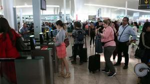 Un grupo de viajeros en la terminal T-1 del aeropuerto de El Prat, el pasado lunes.