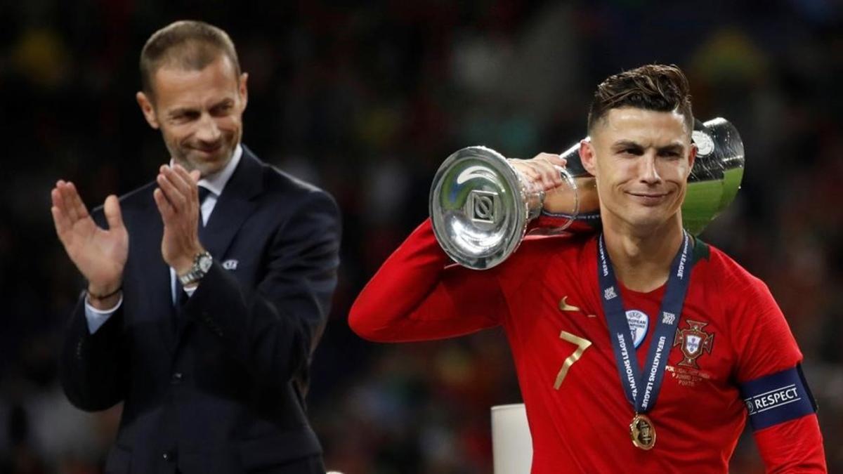 Aleksander Ceferin, junto a Cristiano Ronaldo, capitán de la vencedora Portugal.