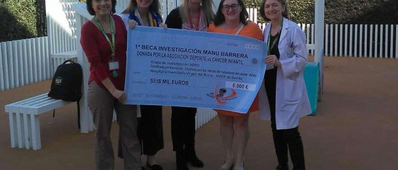 Gema Ramírez, Macarena Talero, Gloria Álvarez, Jéssica González y Catalina Márquez, durante el acto de entrega del cheque, en Sevilla.