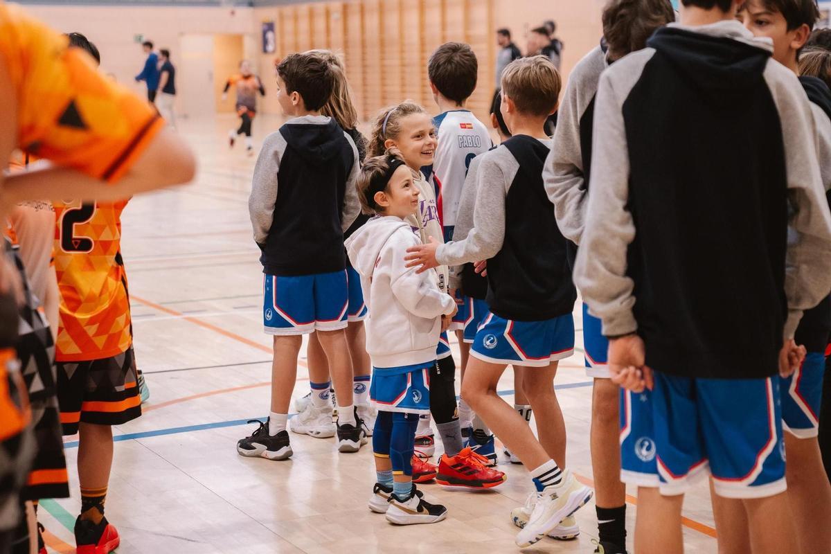 Jugadores del Club de Baloncesto Las Rozas y del CB Algemesí, en el Polideportivo Las Matas.