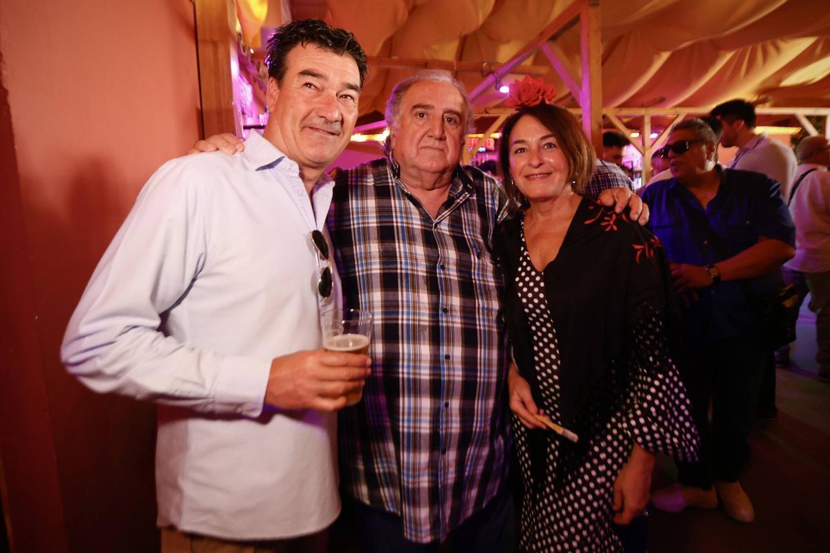 Peñas y el PSOE brindan en un caluroso sábado de Feria