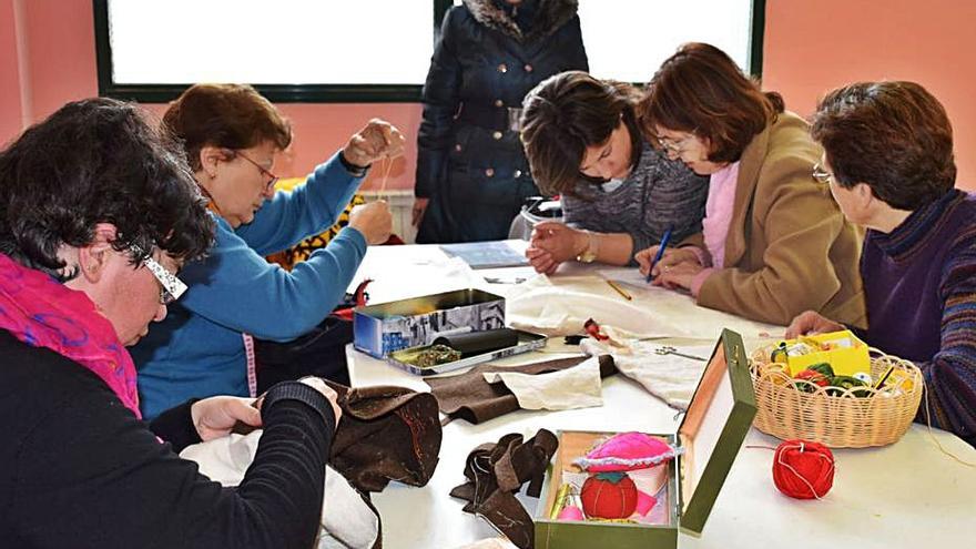 Taller de indumentaria en las aulas de música de Trabazos. | Ch. S.