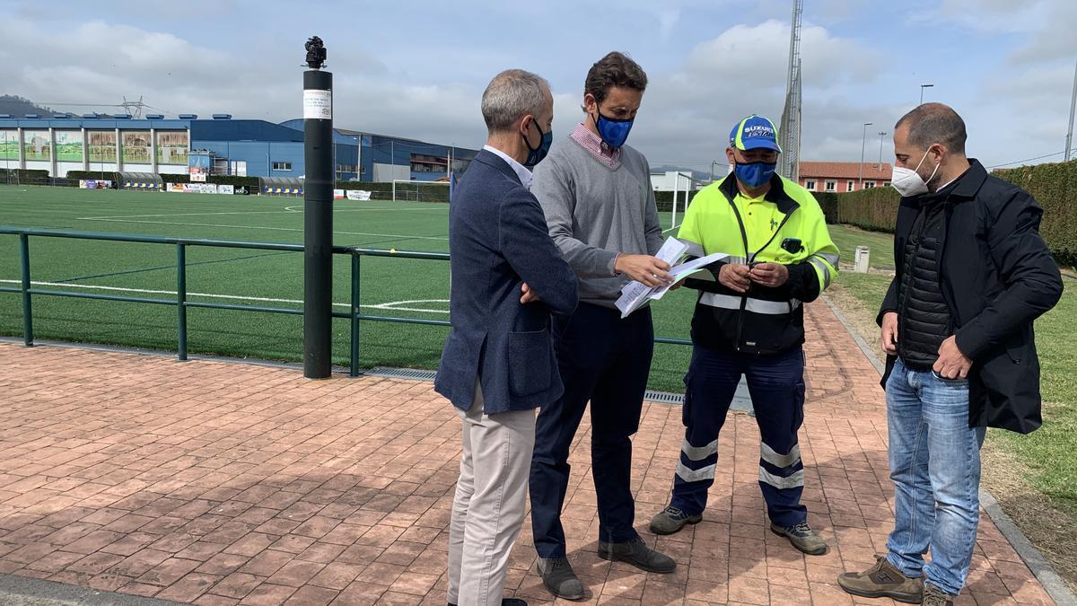 De izquierda a derecha, el concejal de Deportes, Jesús Abad, Diego Puentes y Daniel Cuña, de la empresa adjudicataria de la obra,  y el alcalde de Siero, Ángel García.