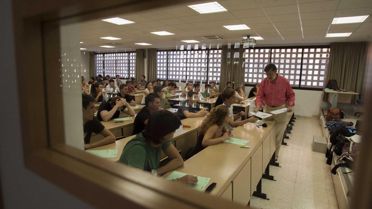 Un examen de la Selectividad, una denominación que ha desaparecido de la documentación oficial, de una edición anterior en la Escuela Técnica Superior de Ingeniería Informática de la Universidad de Sevilla. / J. M. Paisano