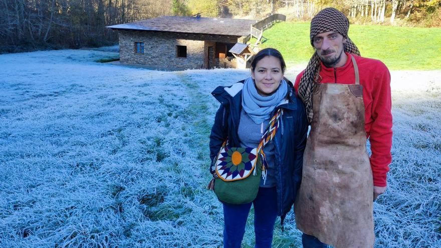 Ángela Pérez y Eduardo Aguilar, ayer, con la ferrería de Santa Eufemia al fondo. | T. Cascudo