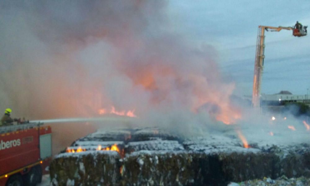 Los bomberos tratan de sofocar un virulento incendio en una planta de residuos de AIicante