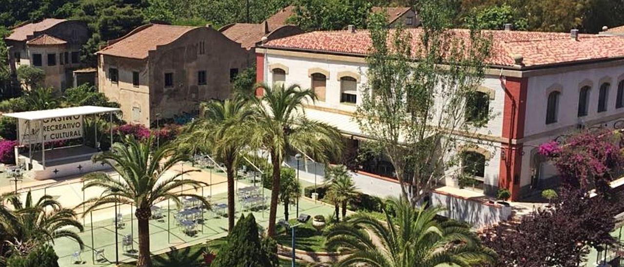 Vista de la terraza, el Casino de la Gerencia y antiguos chalets del complejo.  | DANIEL TORTAJADA