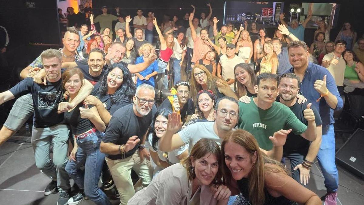 Romina Vives junto a sus alumnos y alumnas de Vives Impro.