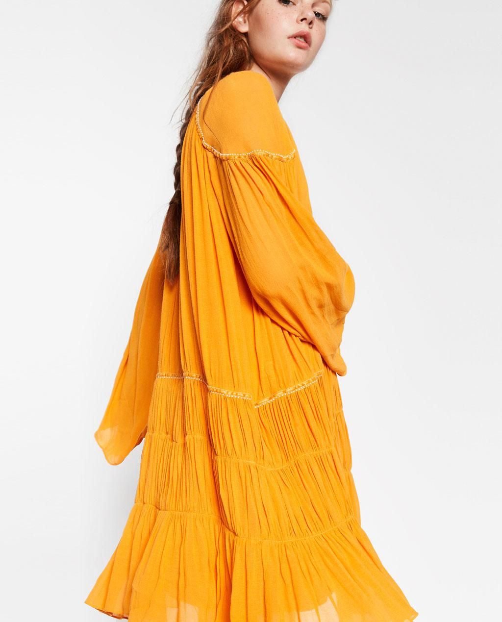 Vestidos boho chic para el otoño, con abalorios de Zara (29,95€)
